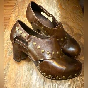 Dansko Ryder Brown Leather Studded Clogs Mules Wooden Heels Indie Boho festival